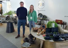 Matthias Van den Eynde en Lynne Verrydt vertegenwoordigen Fine Dining & Living. Op de tafel (rechts) is de nieuwe Umi-collectie te zien van het label F2D.